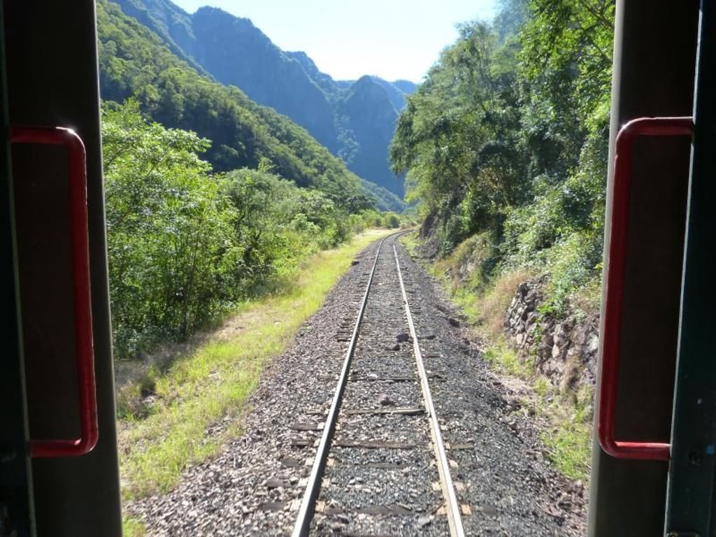 Ausblick nach hinten raus: Der Zug El Chepe macht auf seiner Fahrt ordentlich Strecke. Foto: Florian Sanktjohanser