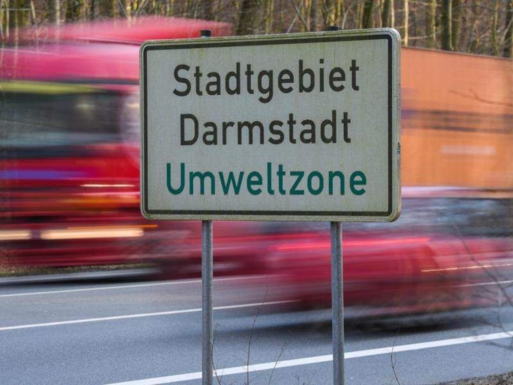 Ein Schild weist das Stadtgebiet als Umweltzone aus. Das Verwaltungsgericht in Darmstadt verhandelt über ein Fahrverbot für ältere Dieselfahrzeuge. Foto: Andreas Arnold