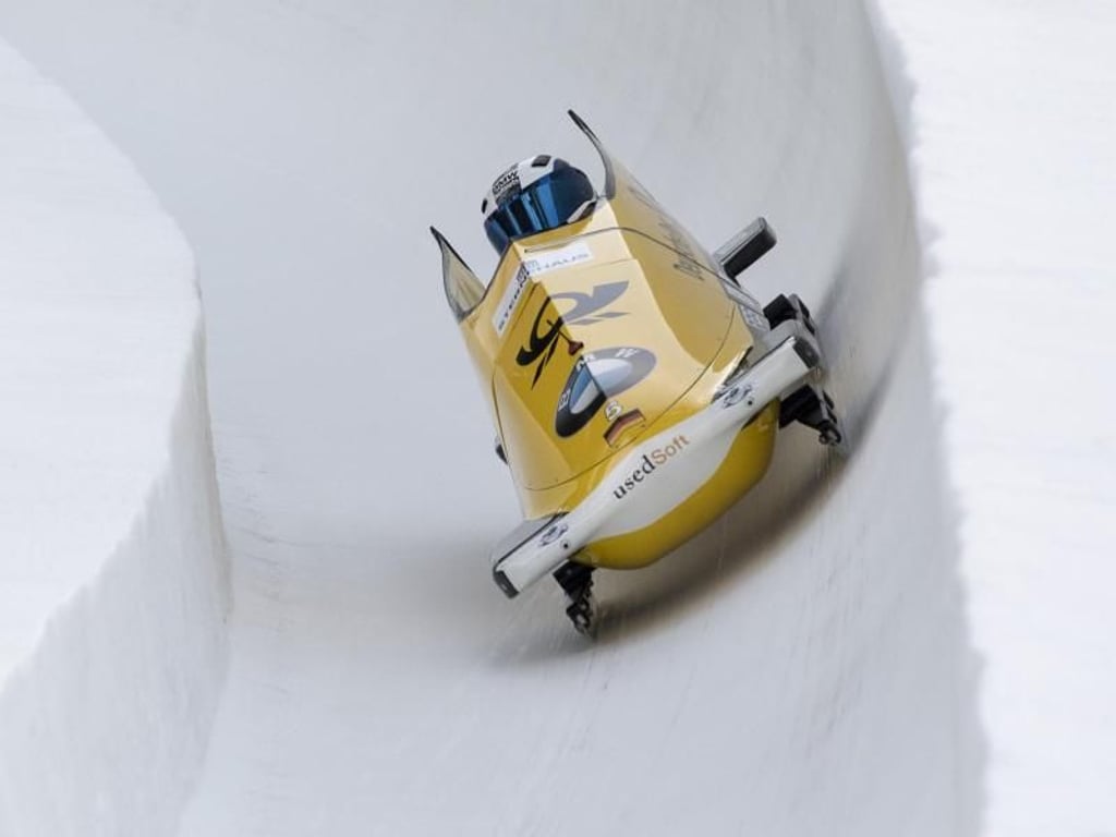 Bobpilotin Stephanie Schneider rast durch den Eiskanal. Foto: Urs Flueeler/KEYSTONE
