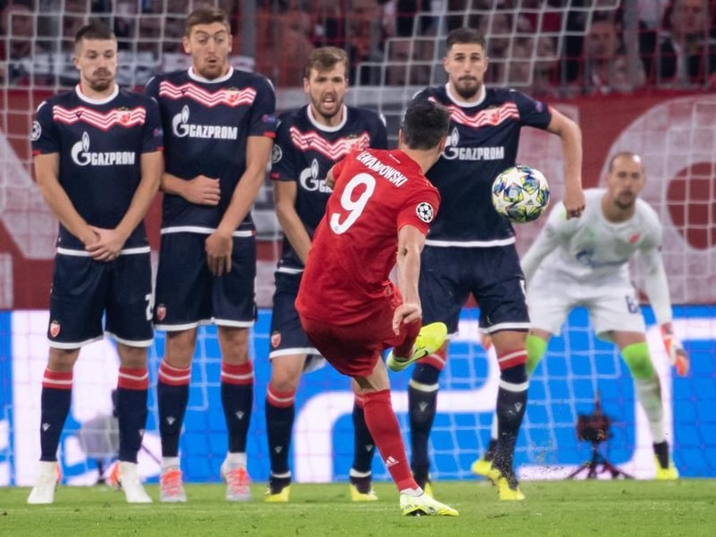 Robert Lewandowski versucht bei seinem Freistoß den Ball über die Mauer der Belgrader Spieler zu zirkeln. Foto: Sven Hoppe