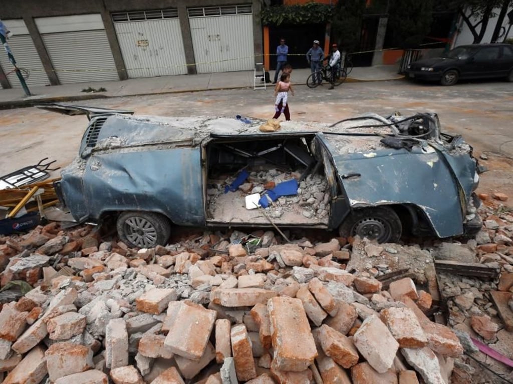 Ein Auto unter den Trümmern einer eingestürzten Mauer in der Hauptstadt Mexikos. Foto: Marco Ugarte