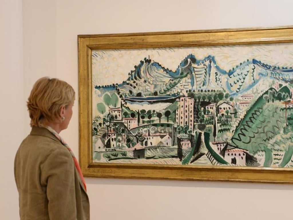 Eine Frau betrachtet in der Ausstellung «Picasso und Deutschland» der Kunsthalle Würth ein Gemälde Picassos. Foto: Franziska Kraufmann