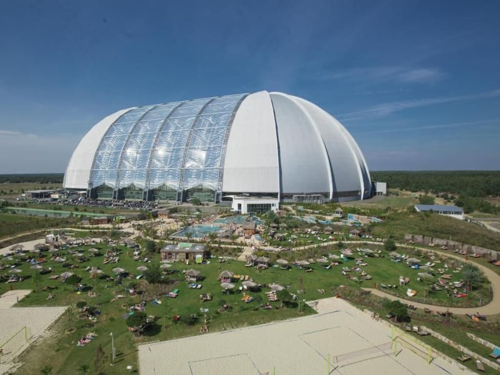 Das Tropical Islands ist schon aus großer Entfernung sichtbar - ursprünglich sollten in der Halle einmal Zeppeline gebaut werden. Foto: Tropical Islands