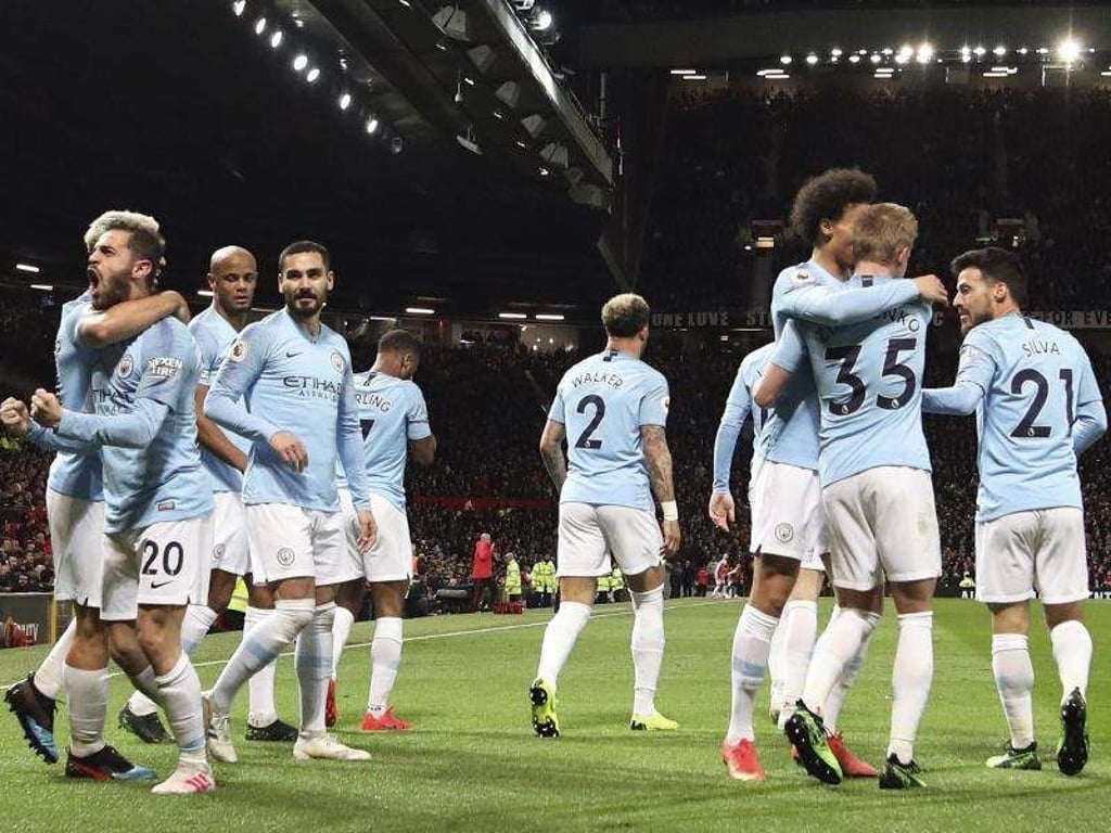 Die Spieler von Manchester City jubeln. Mit 2:0 besiegt das Team von Leroy Sané (3.v.r.) Manchester City. Foto: Jon Super/AP/dpa