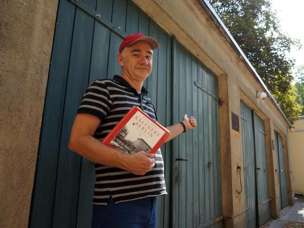 Autor und Journalist Michael Bienert auf dem Grundstück von Erich Kästners ehemaliger Wohnung in der Roscherstraße. Foto: Alexandra Stahl