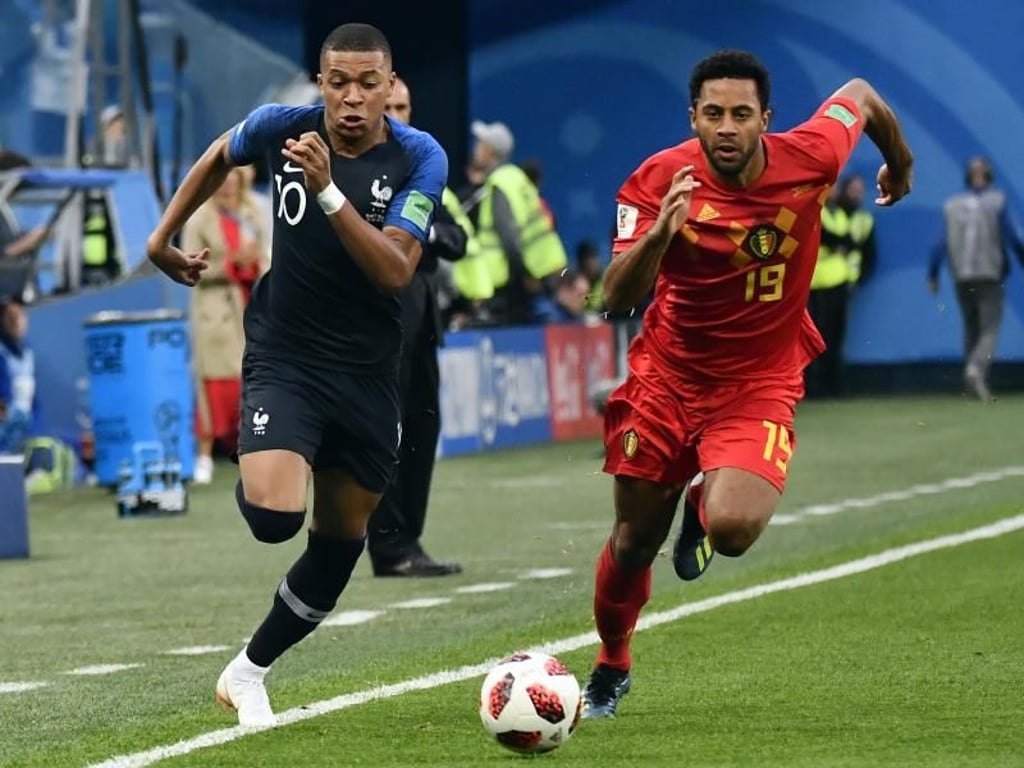 Kylian Mbappé (l) ist schneller als der Belgier Mousa Dembélé. Foto: Dirk Waem/BELGA