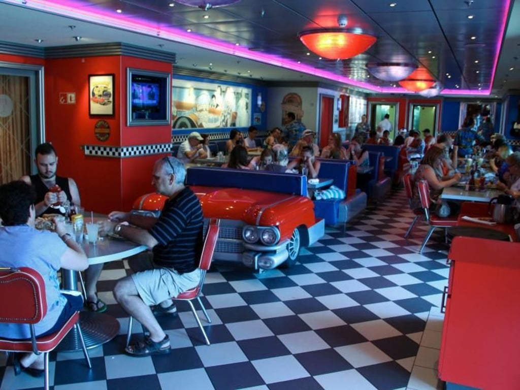 Einem klassischen Fünfziger-Jahre-Restaurant nachempfunden: Im «Cadillac Diner» auf der «Pride of America» darf natürlich ein Cadillac nicht fehlen. Foto: Verena Wolff