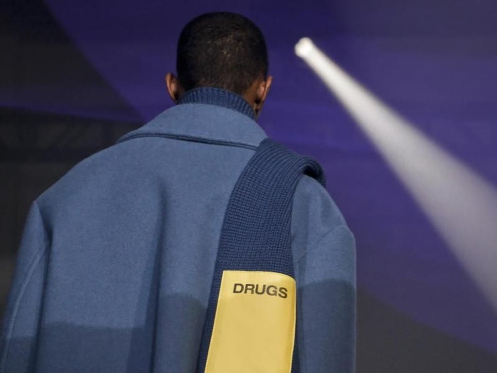 Drogen und Mode bei der Show von Raf Simons in New York. Foto: Bebeto Matthews