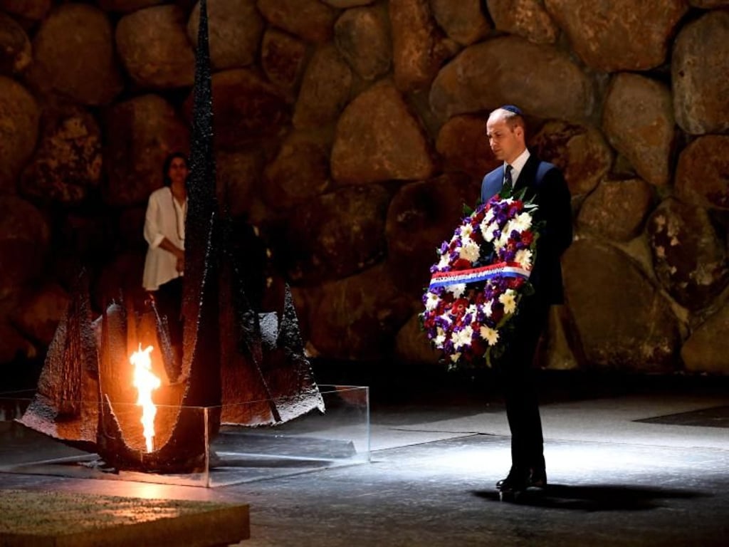 Prinz William legt einen Blumenkranz in Gedenken der Holocaust-Opfer in der Halle der Namen in der Holocaust-Gedenkstätte Yad Vashem nieder. Foto: Joe Giddens/PA