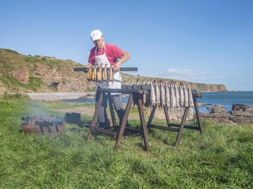Geräucherter Schellfisch gilt in Schottland als besondere Delikatesse: Er wird gesalzen und über Hartholz geräuchert. Foto: Kenny Lam/Visit Scotland