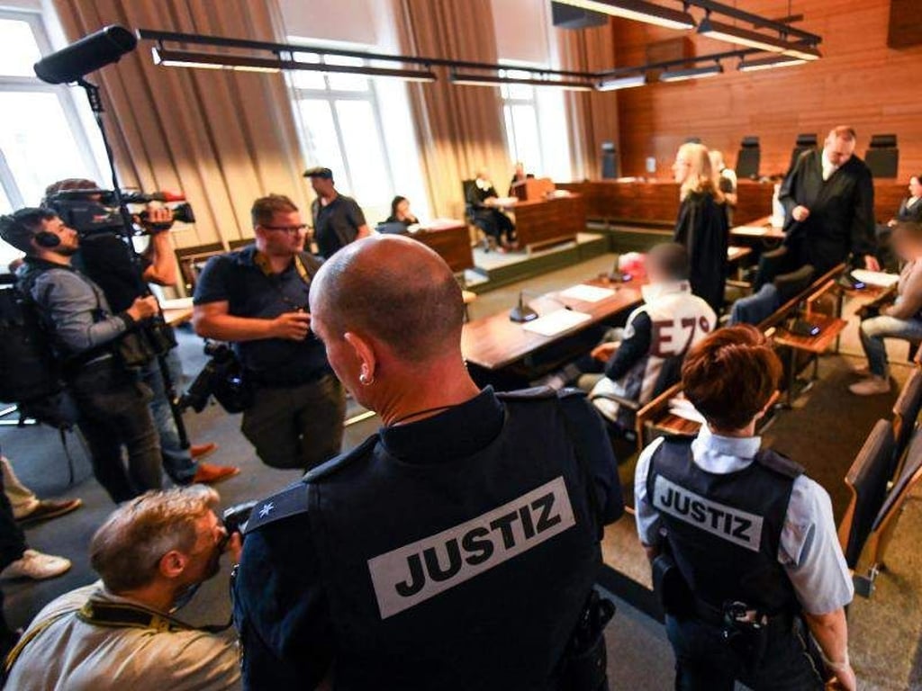 Der wegen Kindesmissbrauchs angeklagte Lebensgefährte (M) und die angeklagte Mutter (r) sitzen in einem Saal des Freiburger Landgerichts. Foto: Patrick Seeger