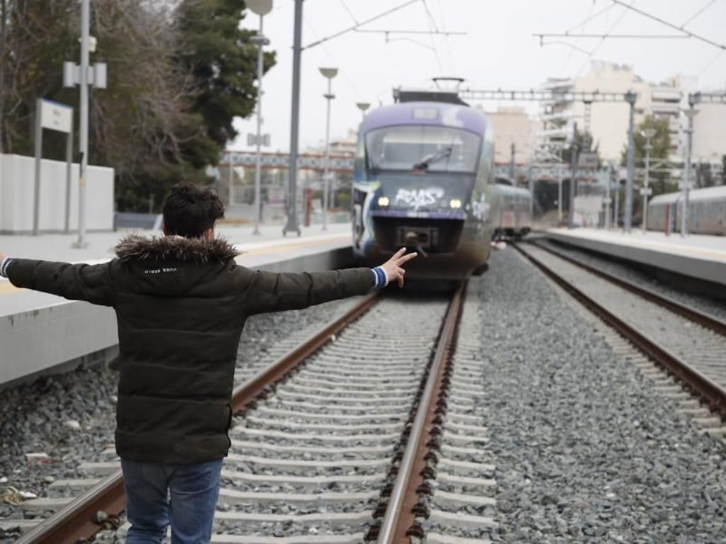 Ein Mann stellt sich auf die Gleise am Bahnhof Athen-Larisa. Foto: Thanassis Stavrakis/AP