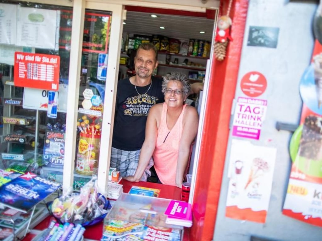 Kiosk-Besitzer Thomas Paul mit Frau Anja in der Trinkhalle in Essen. Foto: Marcel Kusch