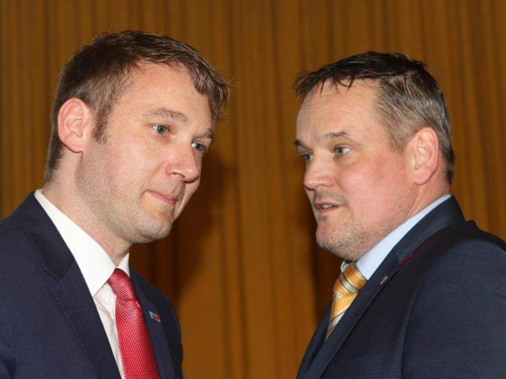 Andre Poggenburg (l) spricht mit dem Bundestagsabgeordneten Martin Reichardt (r). Foto: Matthias Bein/Archiv