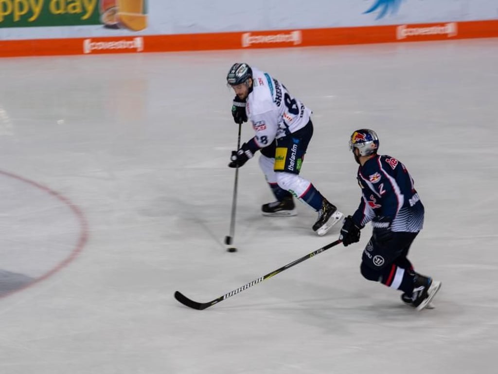 Der Meister EHC Red Bull München führt in der «Best-of-Seven»-Serie mit 2:1 gegen Berlin. Foto: Lino Mirgeler