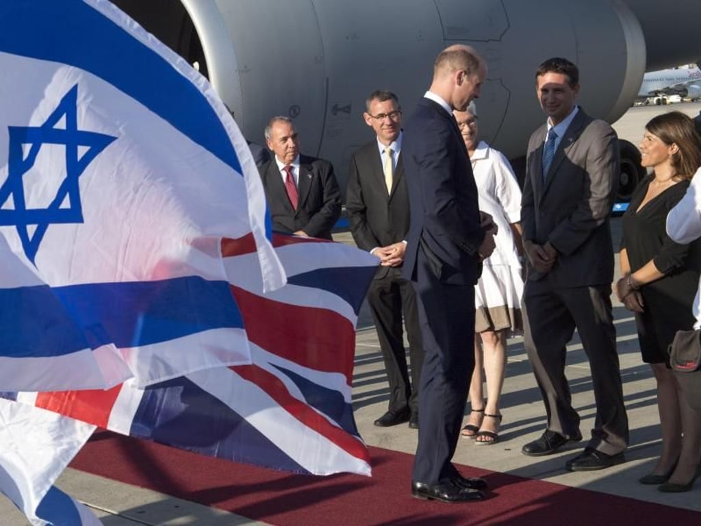 Prinz William wird am Flughafen Ben-Gurion begrüßt. Foto: Arthur Edwards/The Sun/PA