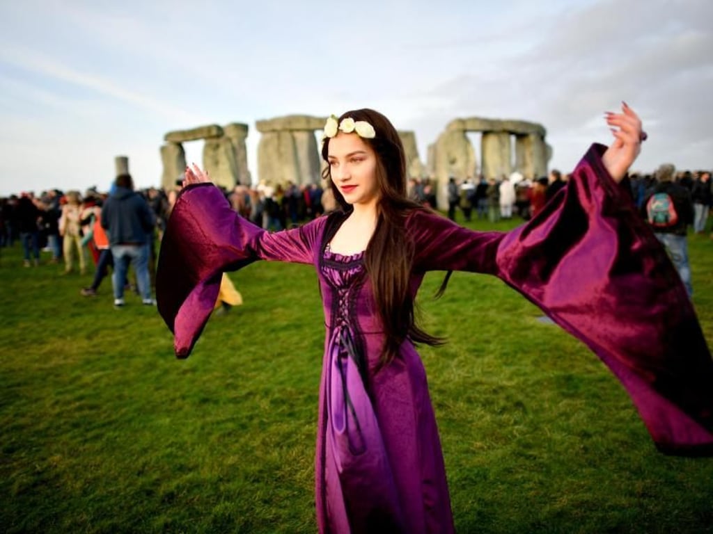 Eine Fee in Stonehenge. Foto: Ben Birchall/PA