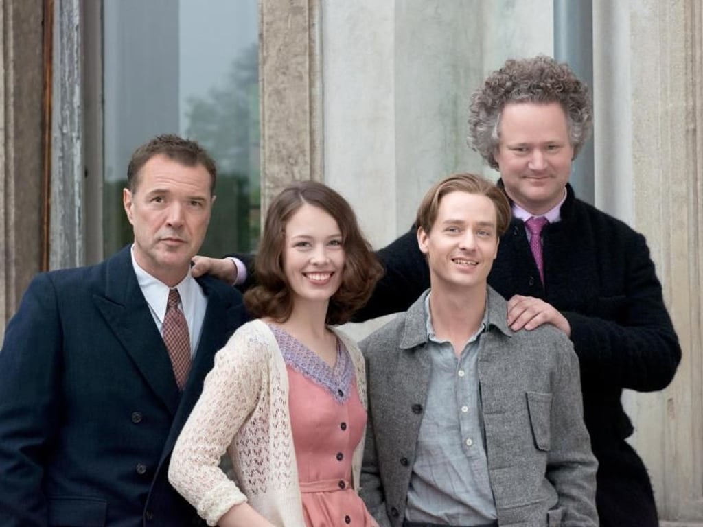 Regisseur Florian Henckel von Donnersmarck (r) mit den Schauspielern (l-r) Sebastian Koch, Paula Beer und Tom Schilling. Foto: Disney