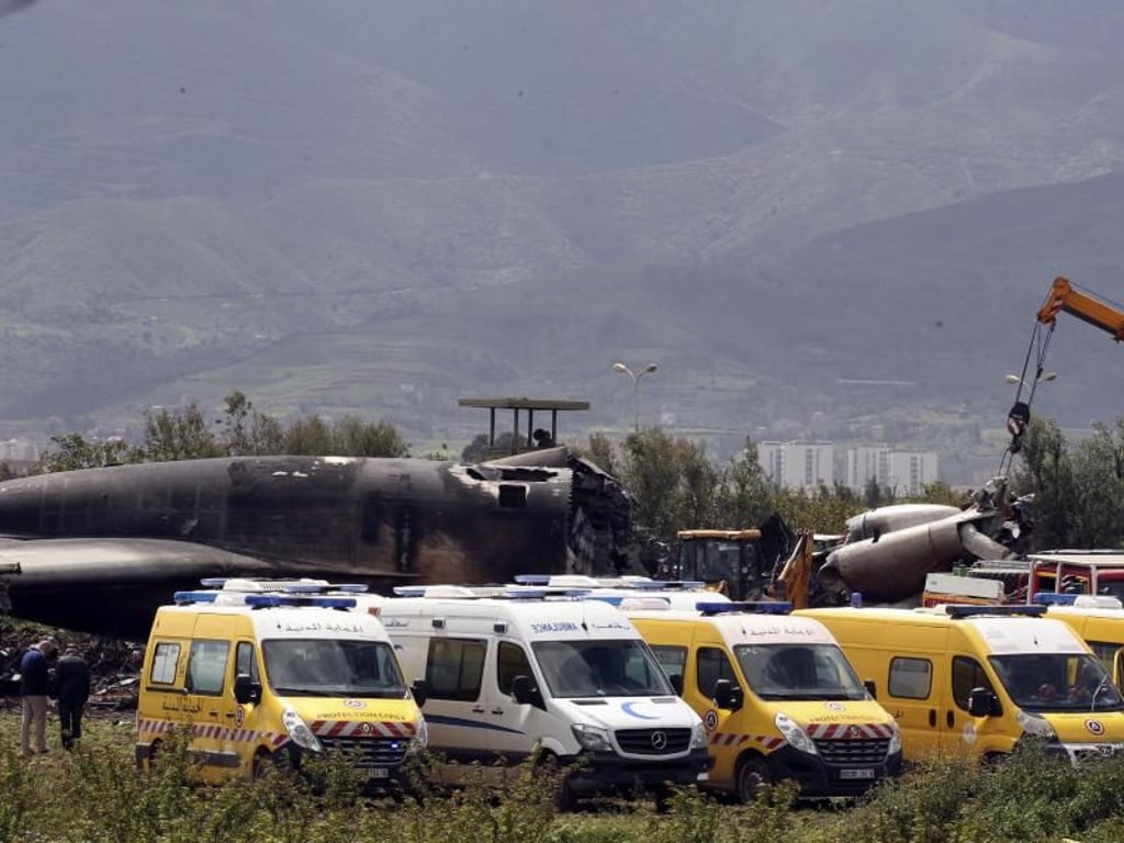 Krankenwagen an der Absturzstelle eines Militärflugzeugs im algerischen Boufarik. Foto: Anis Belghoul