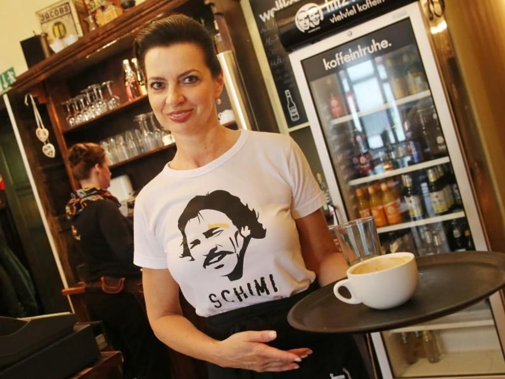 Ilka Scheible mit Schimi-T-Shirt: Im Café Kaldi war Götz George während der Dreharbeiten zum «Tatort» oft zu Gast. Foto: Roland Weihrauch