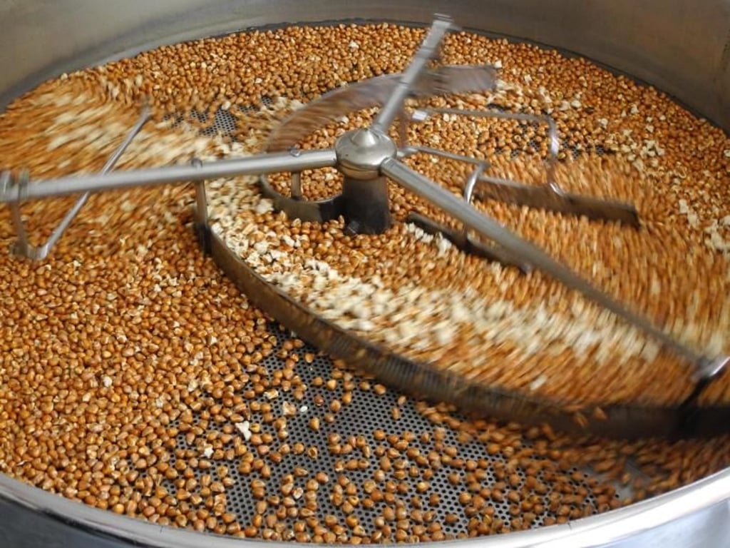 Beim Maisrösten entsteht der Popcorn-Geruch und die Basis für Farina Bona. Foto: Nina Zimmermann