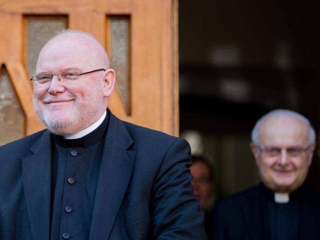 Der neu gewählte Vorsitzende der Deutschen Bischofskonferenz, Reinhard Kardinal Marx (l), und sein Vorgänger Robert Zollitsch. Foto: Rolf Vennenbernd