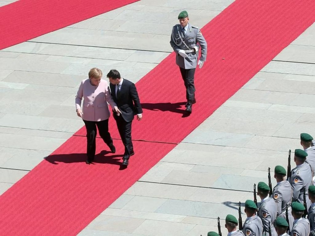 Die Kanzlerin empfängt ihren Gast mit militärischen Ehren vor dem Bundeskanzleramt. Foto: Wolfgang Kumm