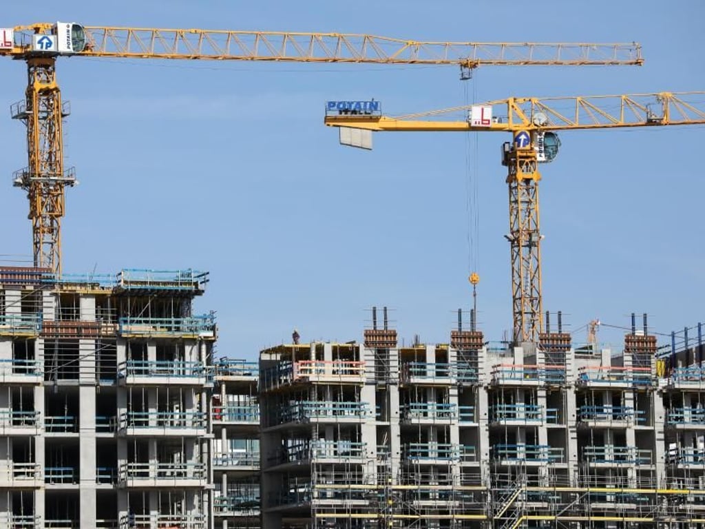 Kräne auf einer Baustelle für bezahlbare Mietwohnungen. Foto: Christian Charisius
