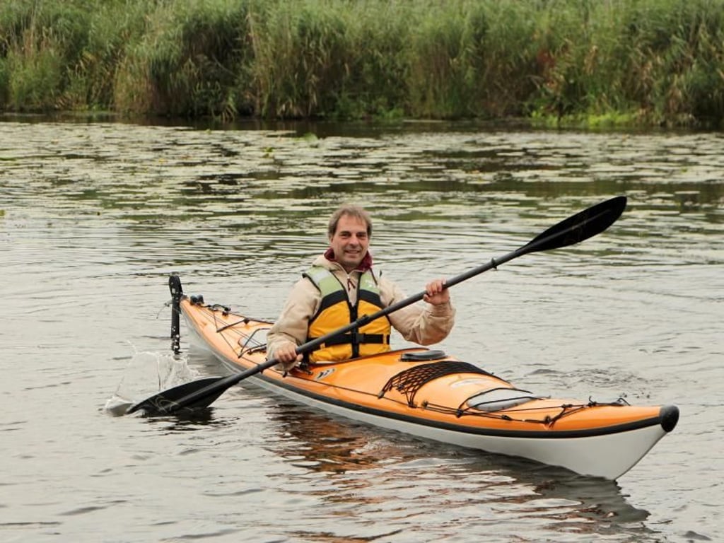 Carsten Enke auf Bibersafari auf der Peene - er zeigt Gästen seine Heimat vom Boot aus. Foto: Alexandra Frank