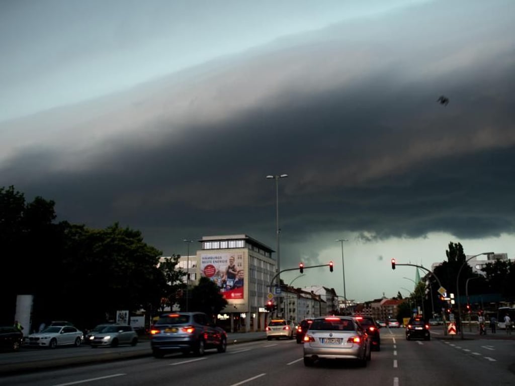 Dunkle Gewitterwolken schieben sich über die Hamburger Innenstadt. Foto: Axel Heimken
