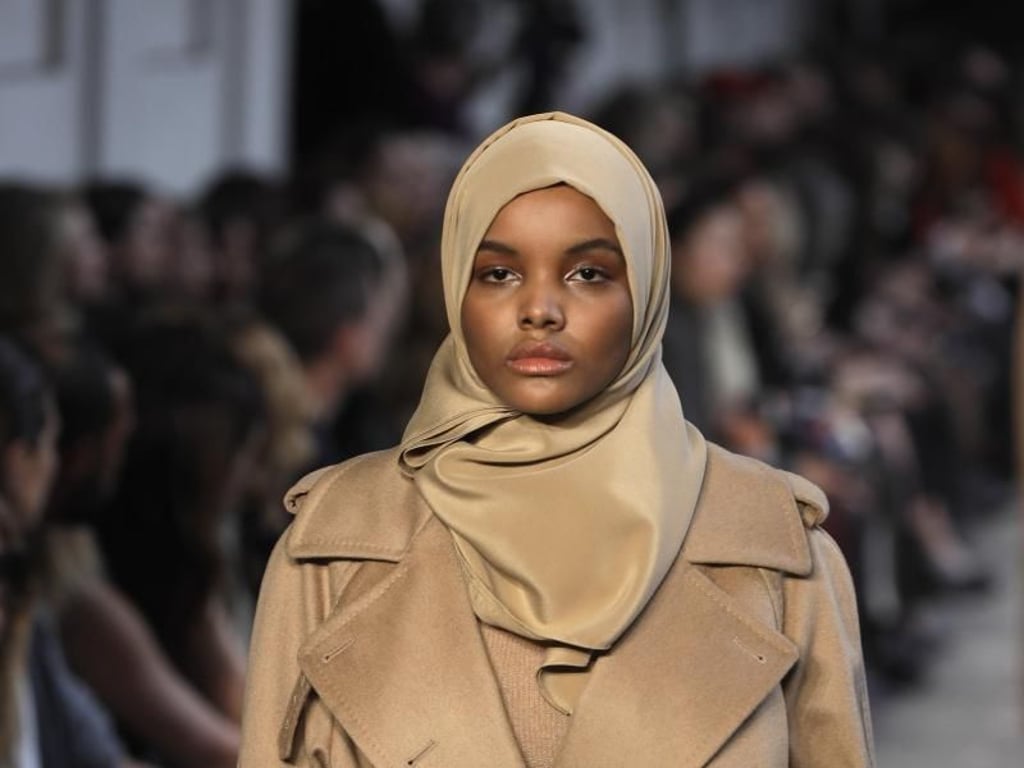 Model Halima Aden trägt eine Kreation des Labels Max Mara. Foto: Luca Bruno