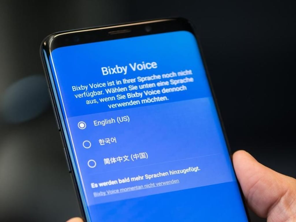 Für deutsche Nutzer immer noch nur eingeschränkt nützlich: Samsungs Sprachassistent Bixby versteht und spricht bislang kein Deutsch, hilft aber im Alltag auf Englisch weiter. Foto: Franziska Gabbert