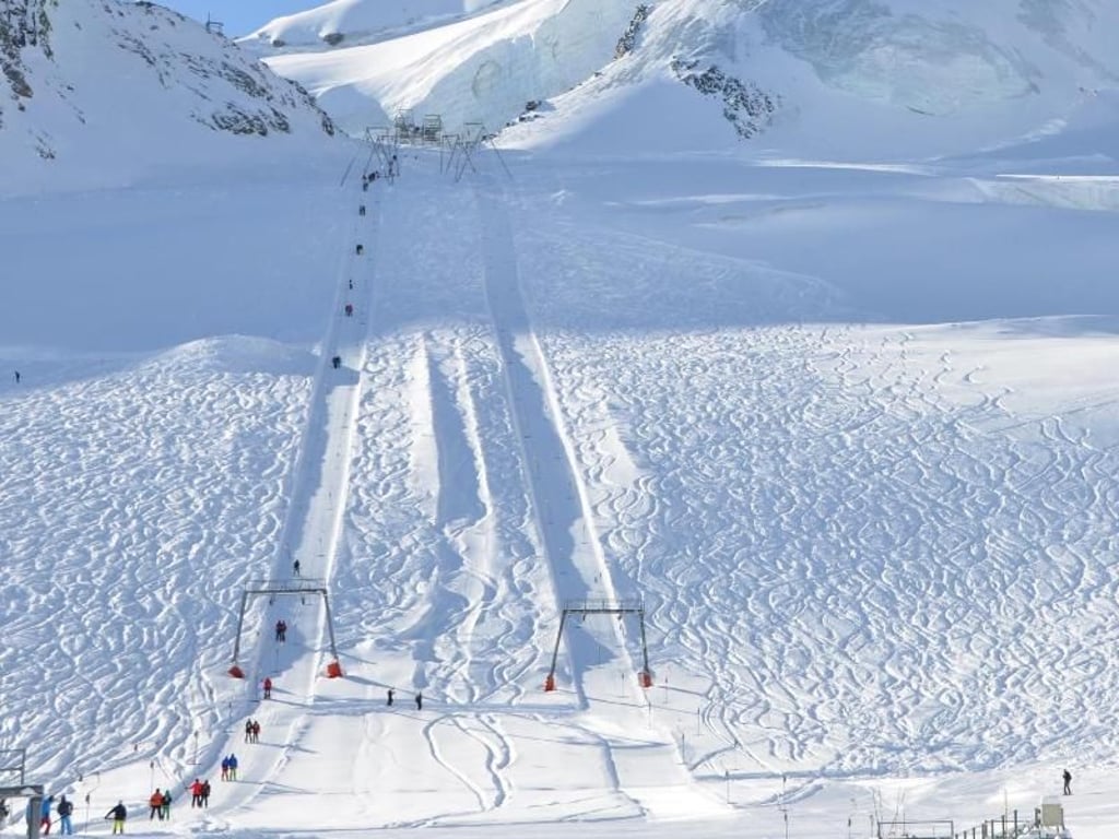 Zwei Schlepplifte bringen Skifahrer in Saas Fee von der Bergstation der Metro Alpin bis auf 3573 Meter Höhe. Foto: Photopress/Saas Fee