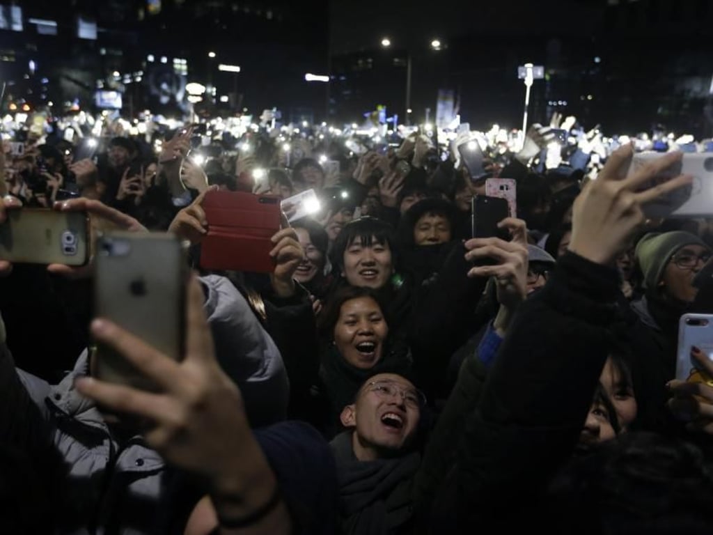 In Seoul ist zum Jahreswechsel das Selfie Trumpf. Foto: Ahn Young-Joon/AP