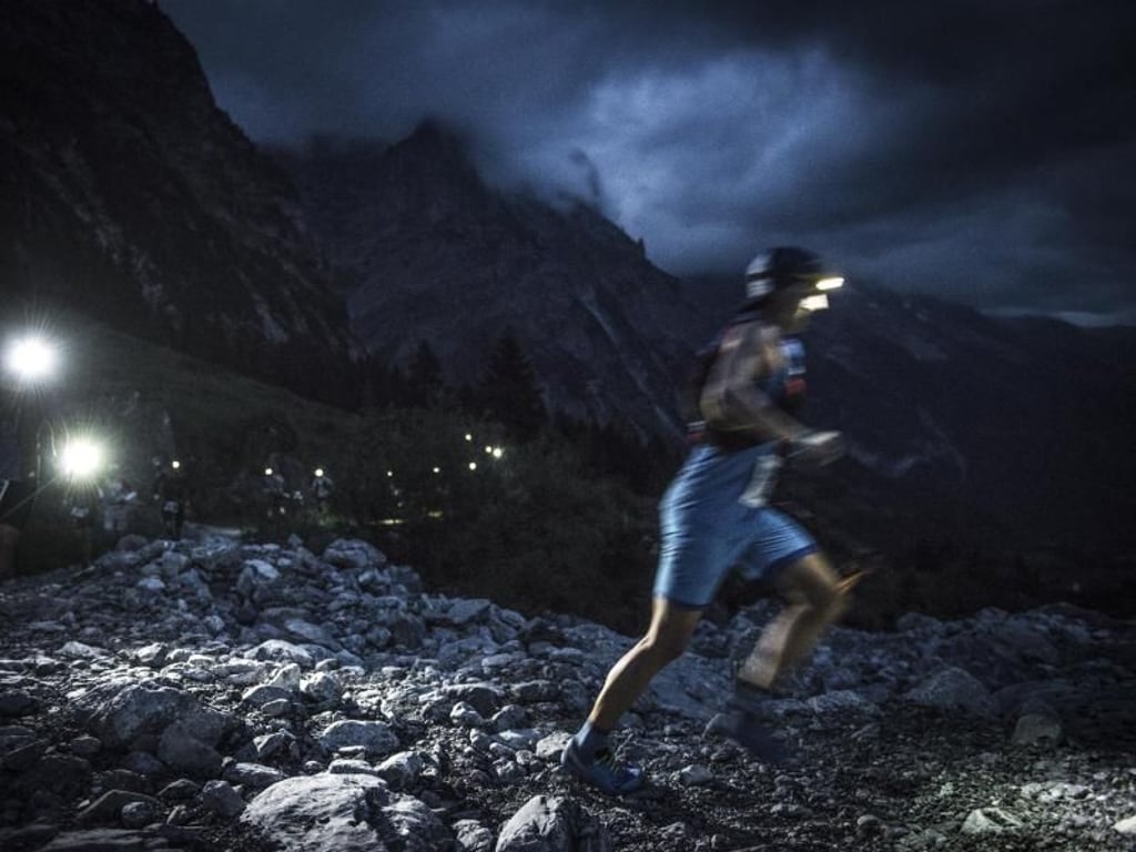 Nur etwas für die ganz Harten: Der Eiger Ultra Trail in der Schweiz misst 101 Kilometer Streckenlänge - die Teilnehmer laufen teilweise bei Dunkelheit mit Stirnlampen. Foto: Thomas Senf/Jungfrau Region