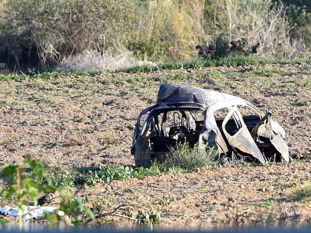 Die Reste des Autos, in dem Caruana Galizia starb, stehen nach der Bombemexplosion auf einem Feld neben einer Straße im Ort Mosta. Foto: Rene Rossignaud