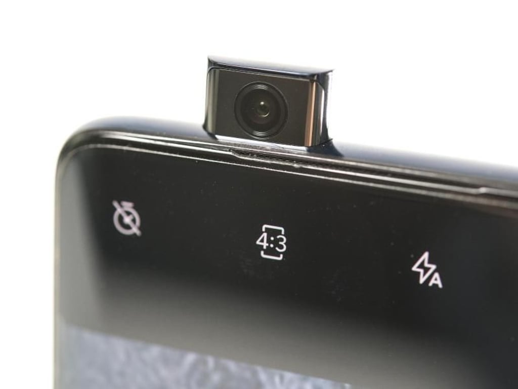 Die Frontkamera des OnePlus 7 Pro fährt aus dem Gehäuse heraus. In ihr steckt ein Sensor mit 16 Megapixeln Auflösung. Foto: Robert Günther/dpa-tmn