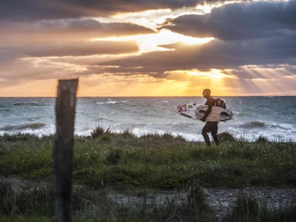 Ab in die Wellen: Da auf Fehmarn fast immer Wind weht, ist die Insel bei Surfern beliebt. Foto: Oliver Franke/Tourismus-Service Fehmarn/dpa-tmn