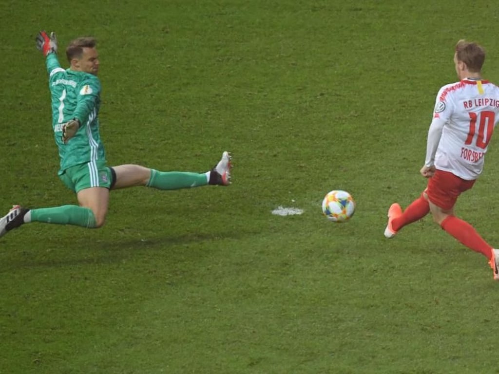 Bayern-Torwart Manuel Neuer hält einen Schuss von Emil Forsberg. Foto: Hendrik Schmidt