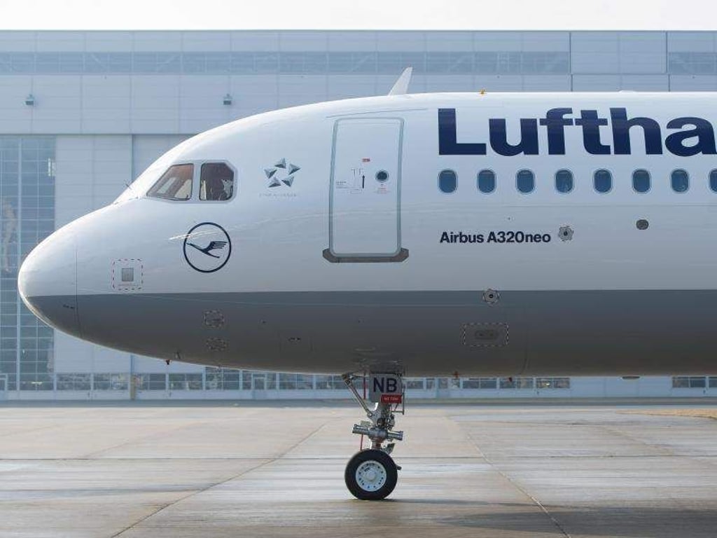 In Lufthansa-Maschinen des Typs Airbus A320neo bleibt aus Sicherheitsgründen ab sofort die letzte Reihe frei. Foto: Lukas Schulze