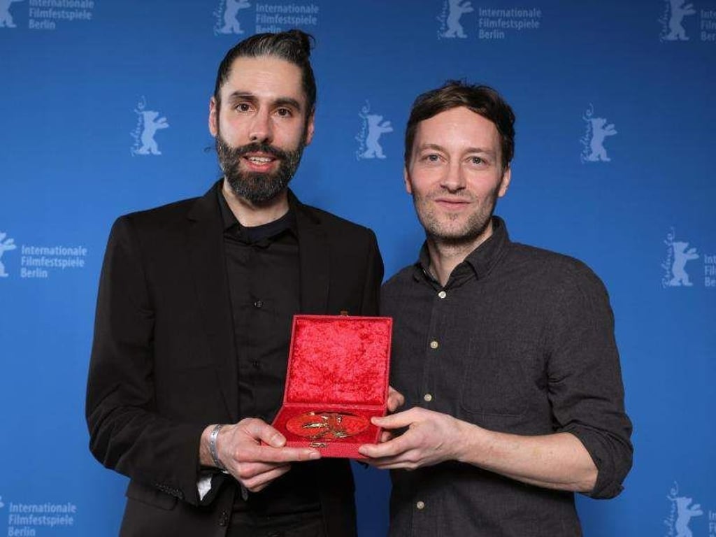 Florian Fischer (r) und Johannes Krell erhalten für «Umbra» den Goldenen Bären für den besten Kurzfilm. Foto: Christoph Soeder/Archiv