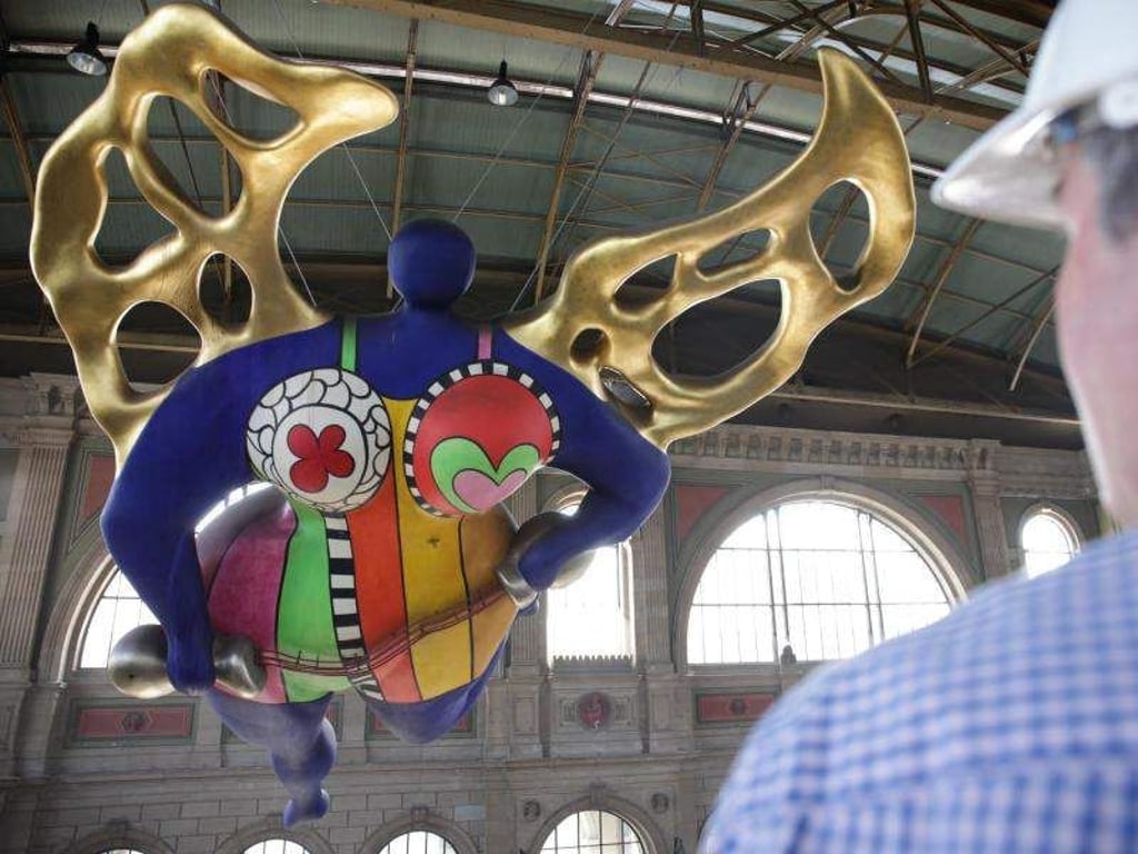 Die Schutzengel-Skulptur der französischen Künstlerin Niki de Saint Phalle in der Haupthalle des Züricher Bahnhofs wird nach mehr als 20 Jahren restauriert. Foto: Sarah Ennemoser