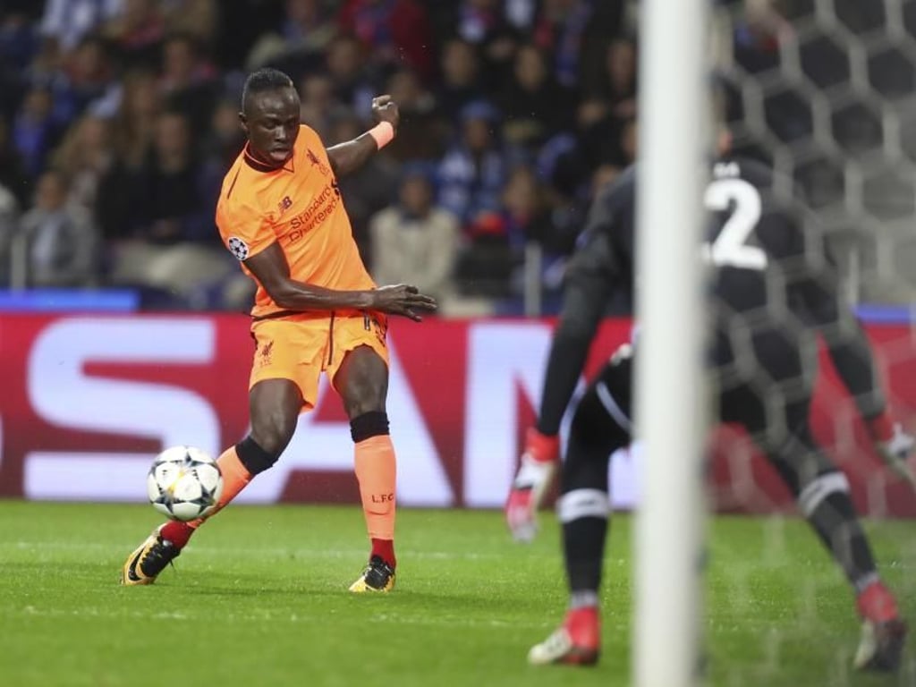 Sadio Mane (l) erzielt das Tor zum 1:0 für den FC Liverpool an Portos Torhüter Jose Sa vorbei. Foto: Luis Vieira