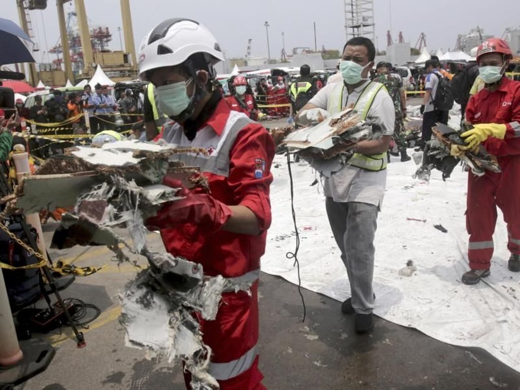 Retter mit Trümmern des Fluges Lion Air 610 im vergangenen November: Auch in Indonesien war eine Boeing 737 Max abgestürzt. Foto: Binsar Bakkara/AP