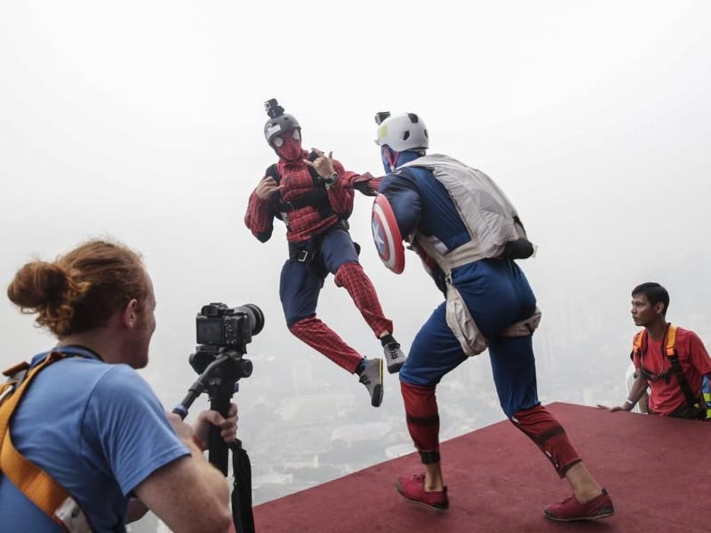 Ein Schritt vor dem Abgrund: Superhelden in Action in Kuala Lumpur. Foto: Fazry Ismail