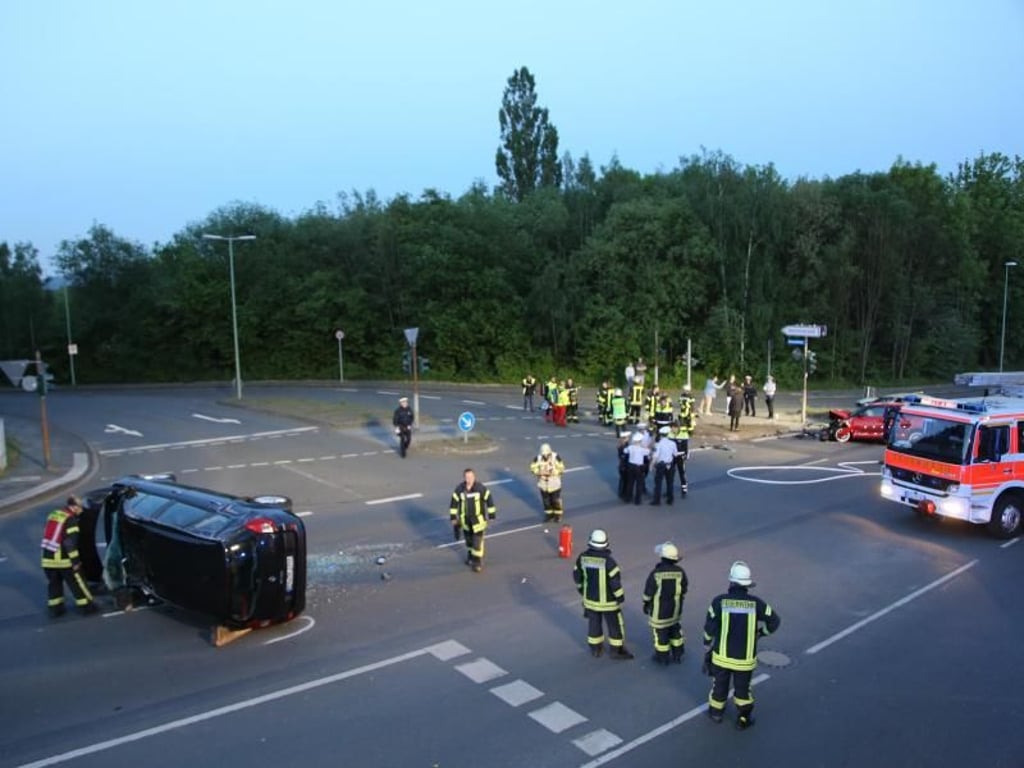 Rettungskräfte untersuchen nach einem illegalen Autorennen den Unfallort in Hagen. Foto: Alex Talash