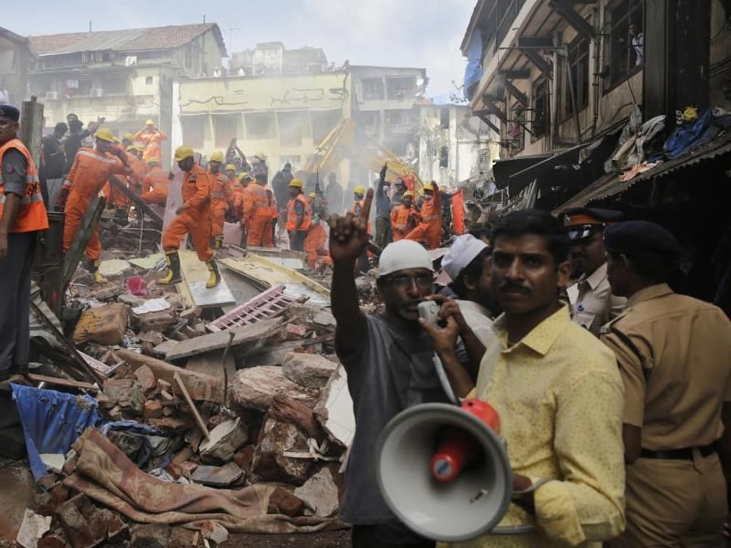 Rettungskräfte im Einsatz. Die Arbeiten dauern an. Foto: Rafiq Maqbool