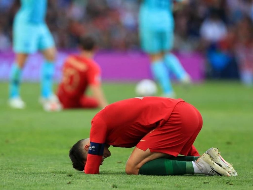 Cristiano Ronaldo kniet nach einem Foulspiel schmerzverzerrt auf dem Platz. Foto: Mike Egerton/PA Wire