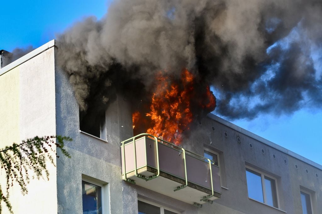 Wittenberge (Brandenburg) l Unglaubliche Szenen haben sich am Donnerstag (14.05.2020) in der beschaulichen Stadt Wittenberge abgespielt. Am Nachmittag waren in einem Neubaublock die Leichen von zwei Männern entdeckt worden. Was für die Kriminaltechniker nach einem Routineeinsatz aussah, wurde schnell zum lebensgefährlichen Einsatz. Kurz nach 19 Uhr wollten die Kriminaltechniker gerade die Beweissicherung beenden, als plötzlich schwarzer Qualm aus der Etage über der Mordwohnung aus den Fenstern drang. Schnell sicherten die Beamten die letzten Beweisstücke und brachten diese in Sicherheit. Kurz darauf schlugen bereits meterhohe Flammen aus der Brandwohnung. Ein möglicher Brandstifter, der Mieter der Wohnung, wurde noch am Tatort festgenommen. Warum dieser seine Wohnung anzündete ist unklar. Die Polizei prüft nun einen möglichen Zusammenhang mit dem Doppelmord eine Etage weiter unten.