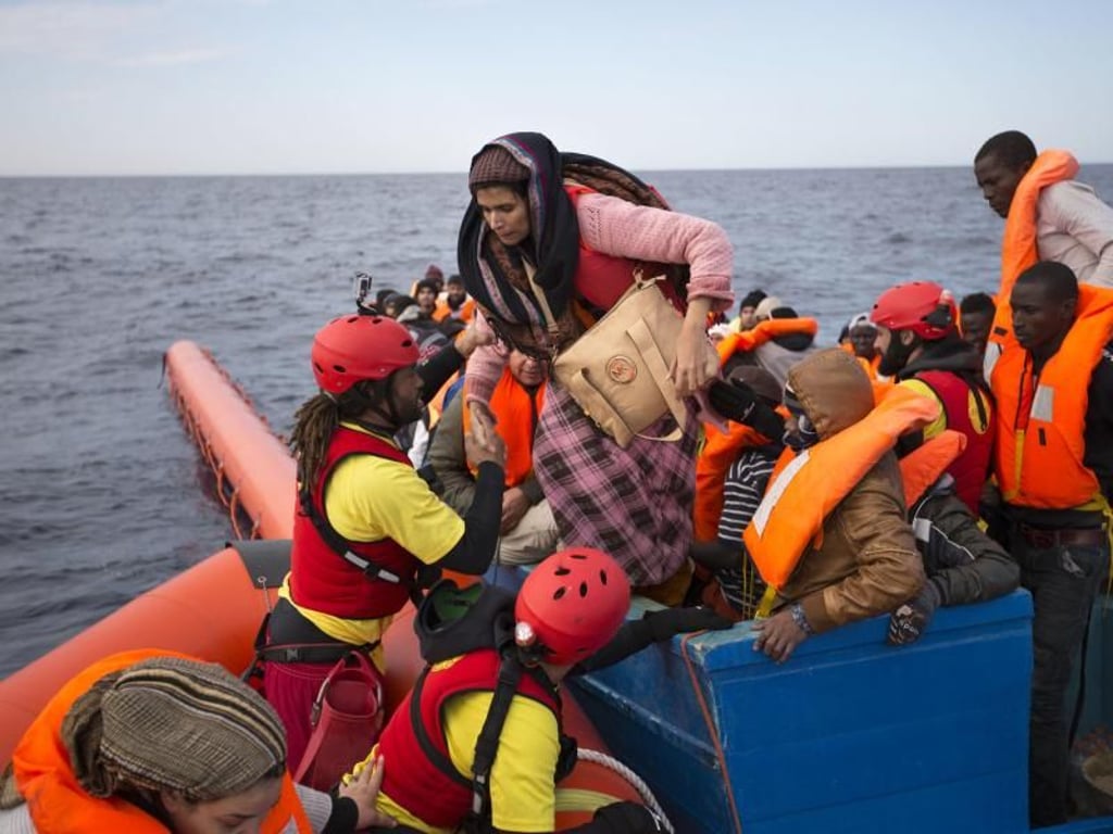 Flüchtlinge werden nördlich der libyschen Stadt Sabratha aus einem Schlauchboot gerettet. Ihnen droht oft der Rücktransport in das Bürgerkriegsland. Foto: Emilio Morenatti/AP